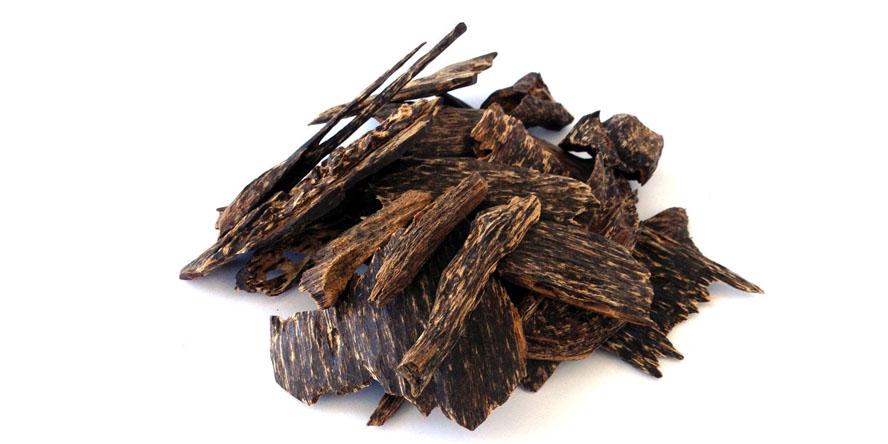 Bois de Oud résine noire dense au parfum luxueux utilisé dans les parfums et la méditation. Produits artisanaux authentiques en Bois de Oud pour une expérience sensorielle unique.