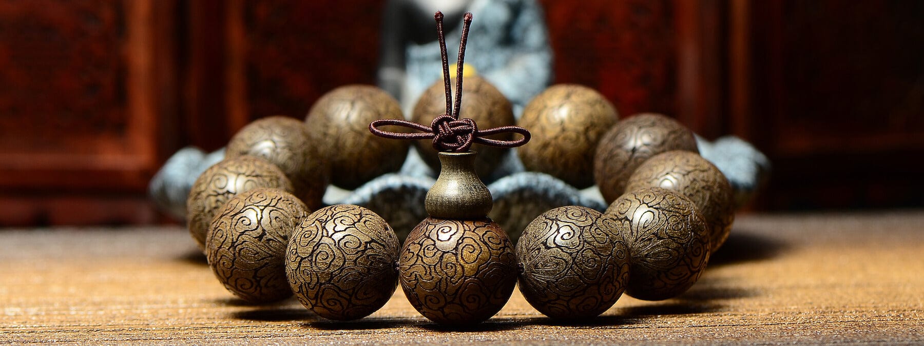 Bracelet mala artisanal en bois sculpté, motifs bouddhistes — handcrafted spiritual mala for meditation, grounding, and mindful énergie.