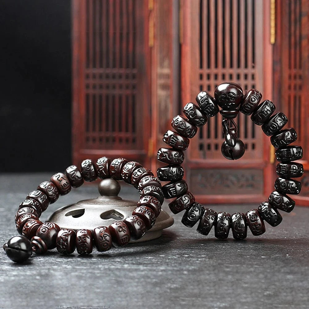 Artisan d'Asie Bracelets Malas Bracelet mala en bois de pêcher gravé du mantra Om Mani Padme Hum