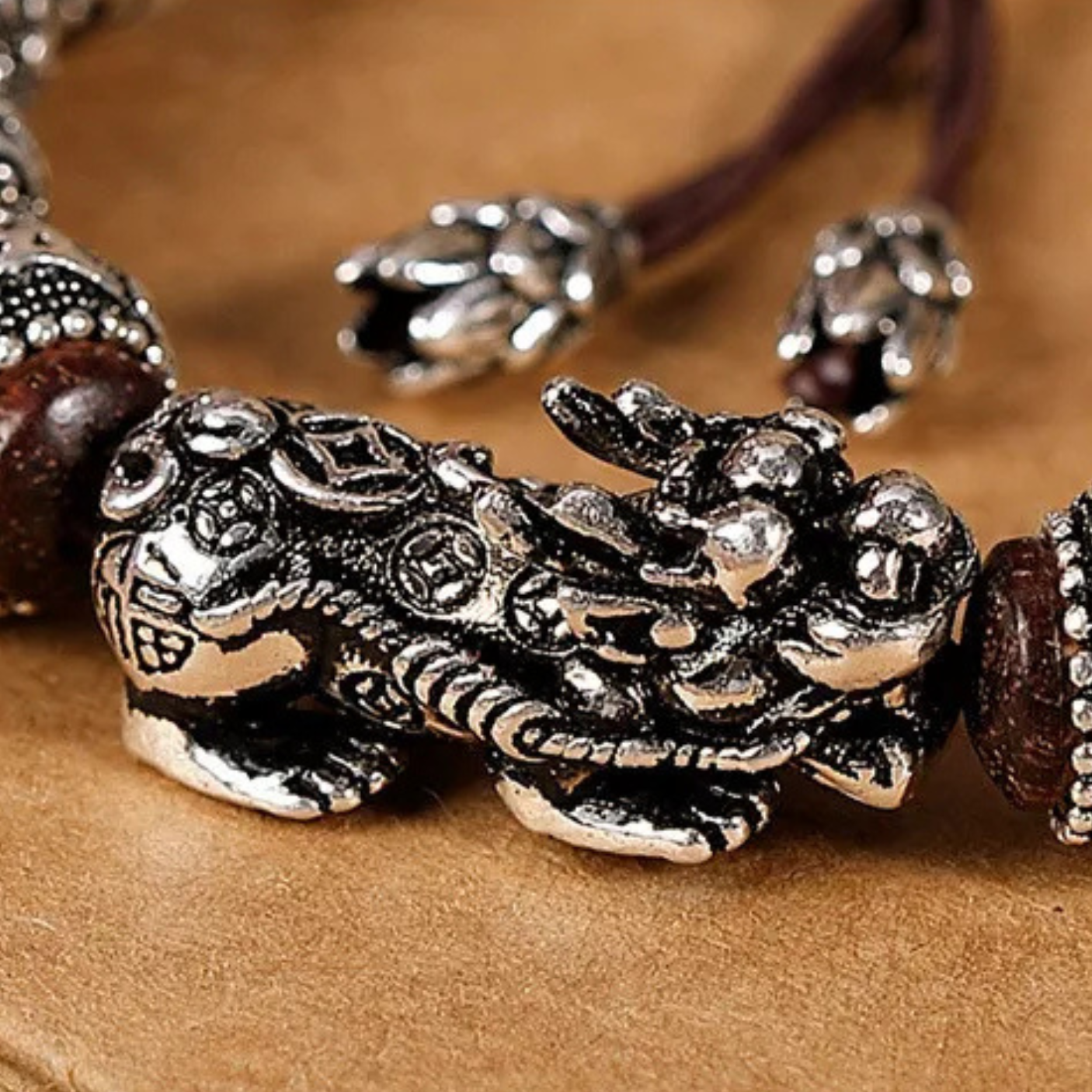 Artisan d'Asie Bracelets Malas Bracelet Mala Pixiu en Bois de Santal et Argent Pur 990