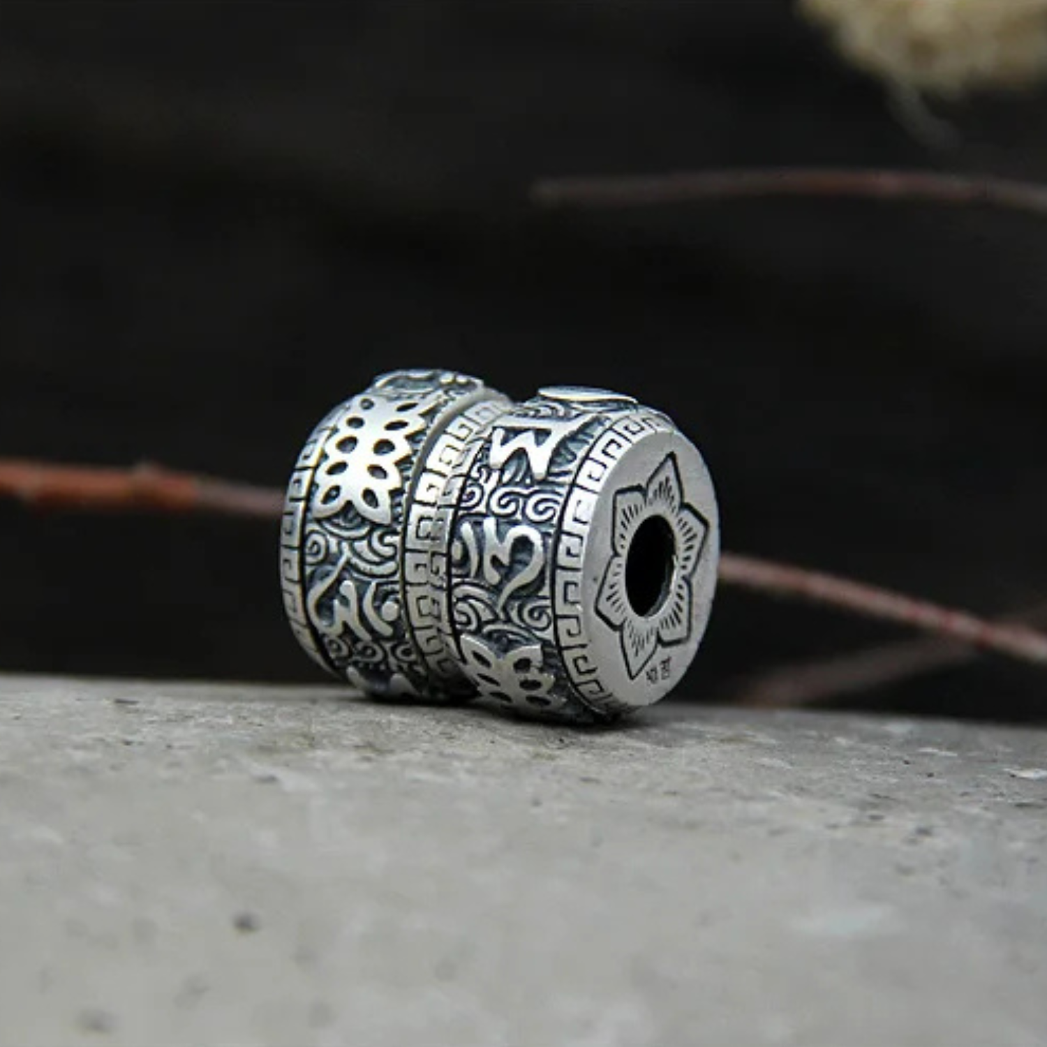 Artisan d'Asie Pendentifs & Amulettes Pendentif Mantra Om et Fleur de Lotus en Argent Pur 990/1000
