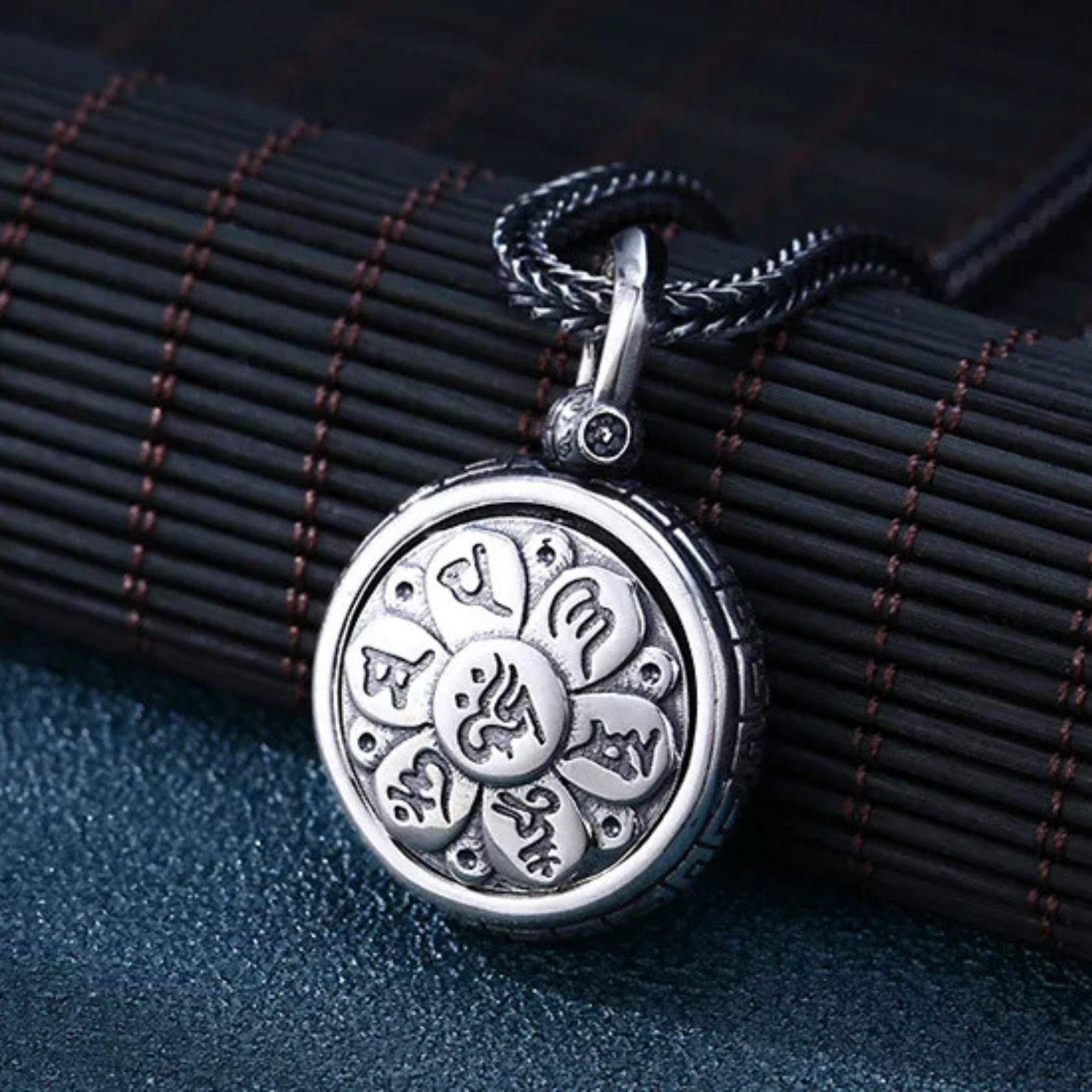 Artisan d'Asie Pendentifs & Amulettes Pendentif Médaillon Mantra Om en Argent 925