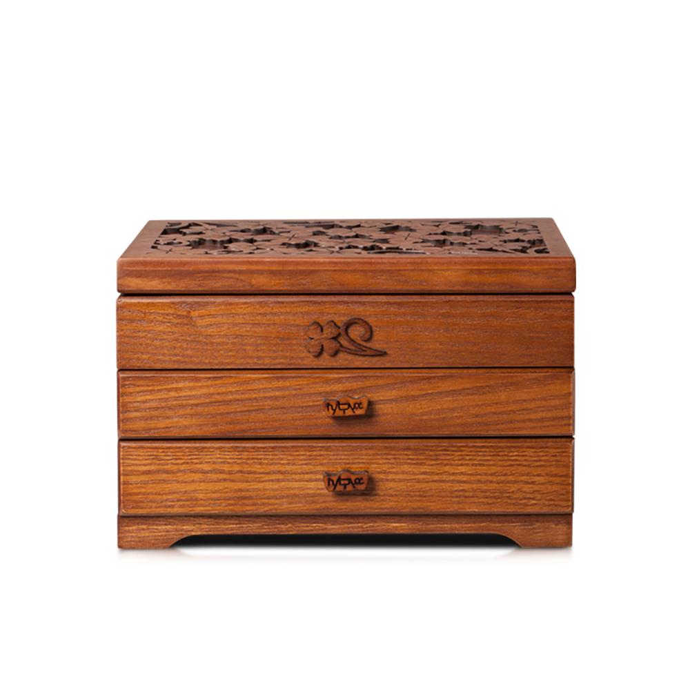 Chinese box engraved in pine wood