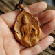 Pendentif Bodhisattva Guanyin en Bois de Santal Pendentifs & Amulettes Artisan d'Asie